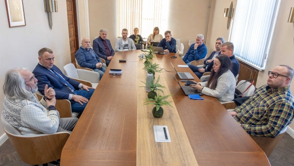 5. veebruaril kohtuti Võru linnavalitsuse saalis, et arutada jalgpalli tulevikku ning olevikku Võrumaal. Üheks keskseks teemaks oli jalgpalli sisehalli rajamine Võrumaale. Arutelul osalesid Võru linna ja valla ning MTÜ FC Võru Helios esindajad, Eesti Jalgpalliliidu esindajad, sealhulgas jalgpalliliidu presdident Aivar Pohlak. FOTOD: Aigar Nagel